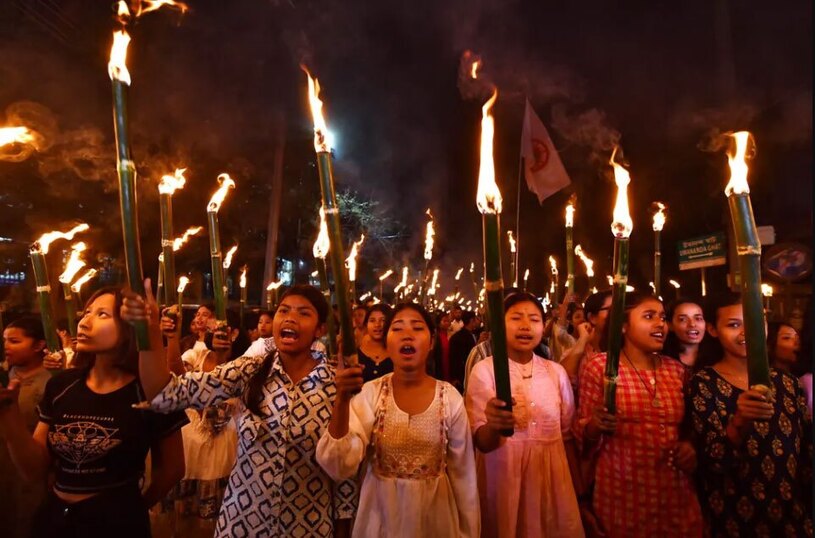 تظاهرات مشعل اعضای اتحادیه دانشجویی در آسام هند