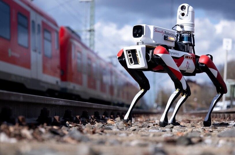 دیدنی های امروز؛ از رمضان در کشورهای مختلف تا جمعیت عظیم تماشاگران مسابقات اسب دوانی ربات ‘اسپات’ دویچه بان در یک رویداد مطبوعاتی