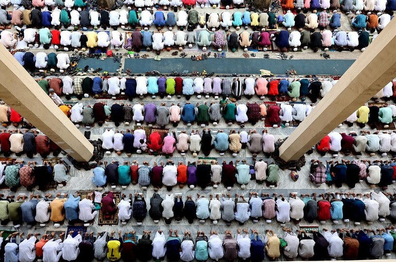 دیدنی های امروز؛ از رمضان در کشورهای مختلف تا جمعیت عظیم تماشاگران مسابقات اسب دوانی نماز جمعه اول ماه مقدس رمضان را در مسجد استقلال