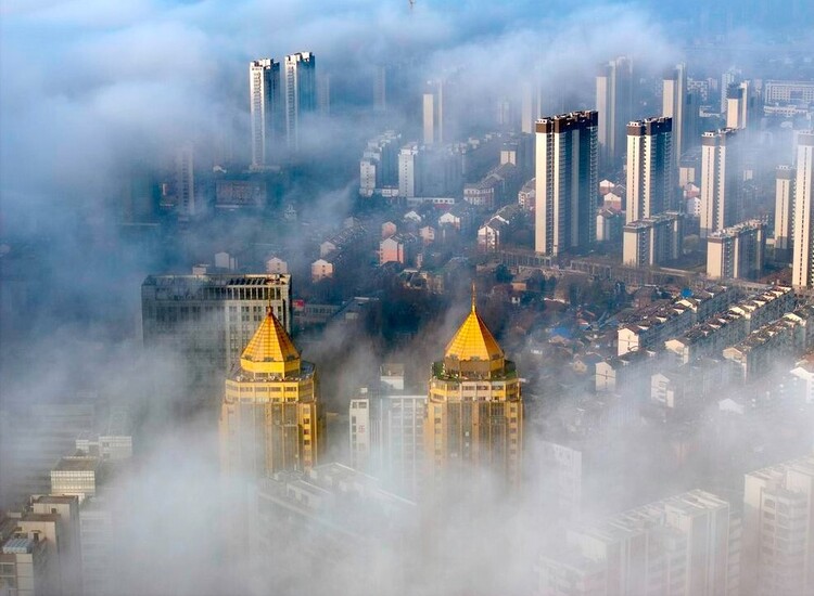 دیدنی های امروز؛ از رمضان در کشورهای مختلف تا جمعیت عظیم تماشاگران مسابقات اسب دوانی ساختمانهای بلند در مه در منطقه چینگجیانگپو