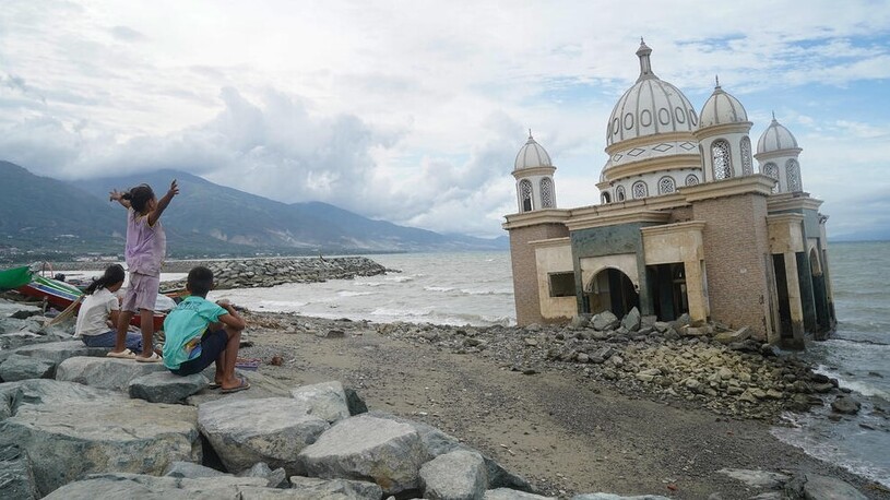 دیدنی های امروز؛ از رمضان در کشورهای مختلف تا جمعیت عظیم تماشاگران مسابقات اسب دوانی ودکان در نزدیکی مسجدی که توسط سونامی آسیب دیده