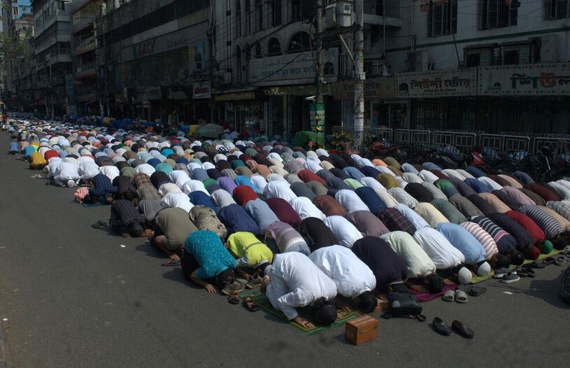 دیدنی های امروز؛ از جشنواره بهاره مسکو تا جشنواره زنان آتشین در اسپانیا نخستین نماز جمعه ماه رمضان در خیابانی در شهر داکا