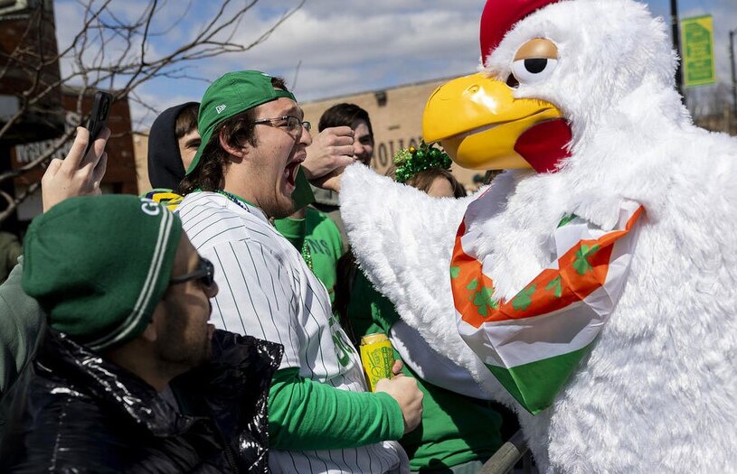 دیدنی های امروز؛ از رژه روز سن پاتریک تا افطاری های رمضانی رژه روز "سن پاتریک" در شهر شیکاگو