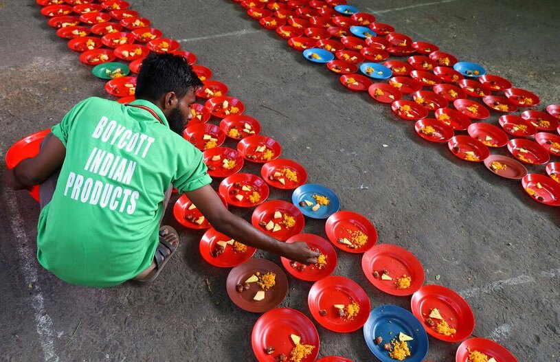 دیدنی های امروز؛ از رژه روز سن پاتریک تا افطاری های رمضانی آماده کردن بشقاب های افطاری در شهر داکا