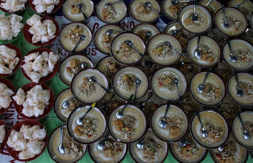 دیدنی های امروز؛ از رژه روز سن پاتریک تا افطاری های رمضانی کاسه های افطاری در اندونزی