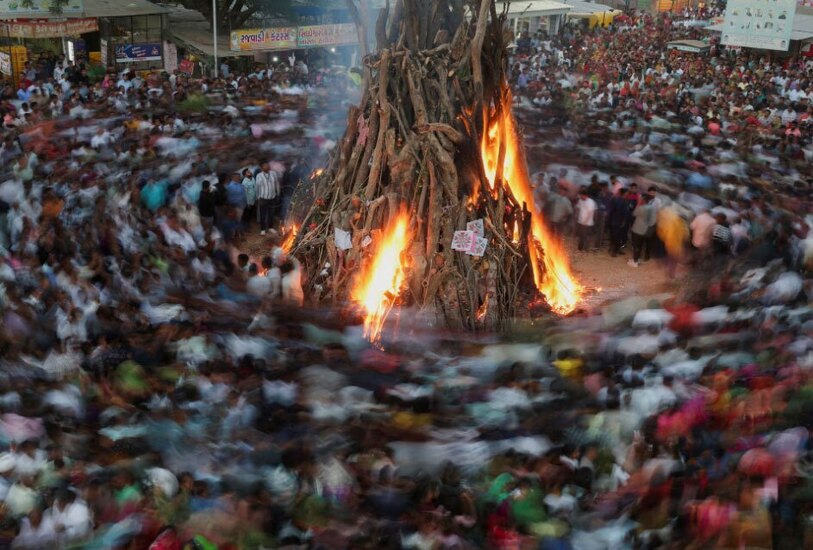دیدنی های امروز؛ مراسم آیینی هندوها و مسیحیان کاتولیک برافروختن آتش بزرگ برای سوزاندان شر و بدی در مراسم آیینی هندوها
