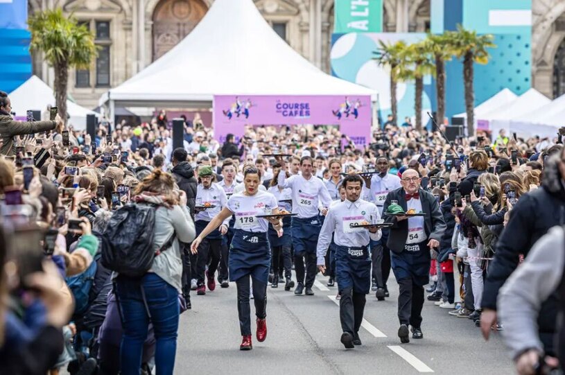 دیدنی های امروز؛ مراسم آیینی هندوها و مسیحیان کاتولیک رقابت 200 پیشخدمت فرانسوی در شهر پاریس