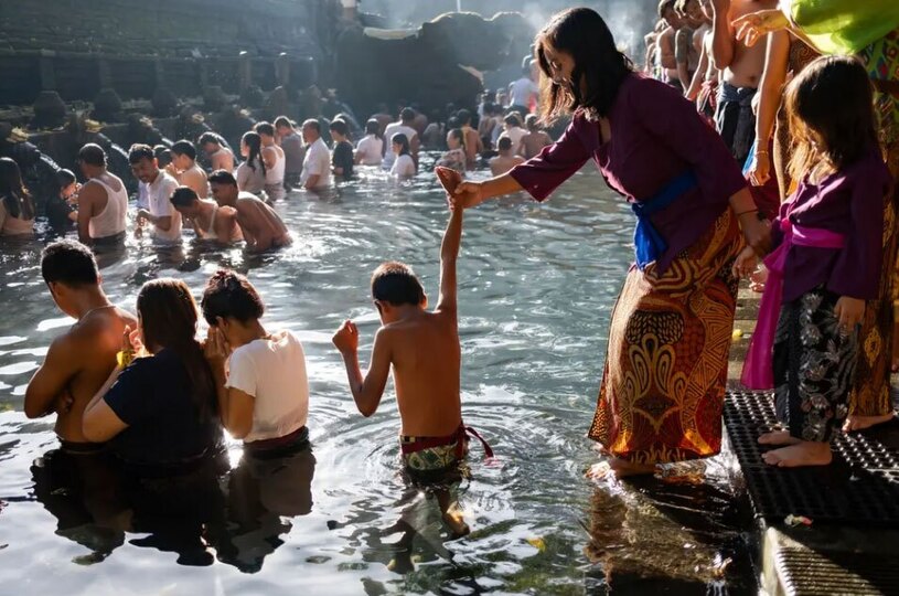 دیدنی های امروز؛ مراسم آیینی هندوها و مسیحیان کاتولیک هندوهای جزیره بالی اندونزی در "چشمههای مقدس"