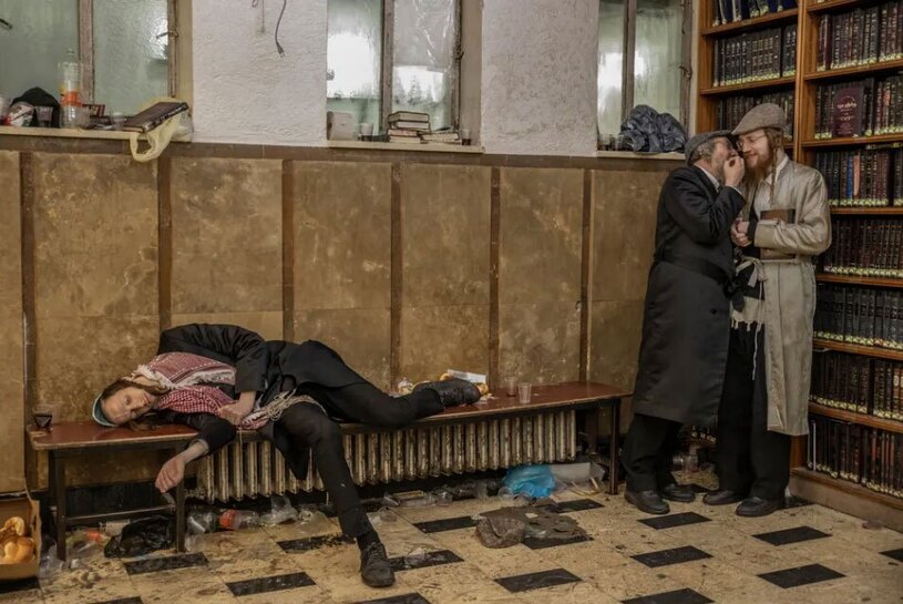 یک یهودی ارتدوکس بیهوش شده در اثر افراط در باده گساری 