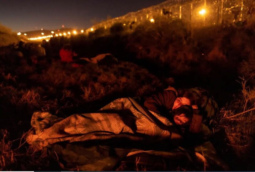 دیدنی های امروز؛ از شستن پای زنان زندانی از سوی پاپ تا تصاویر برگزیده طبیعت 2024 انتظار پناهجویان در مرز مکزیک