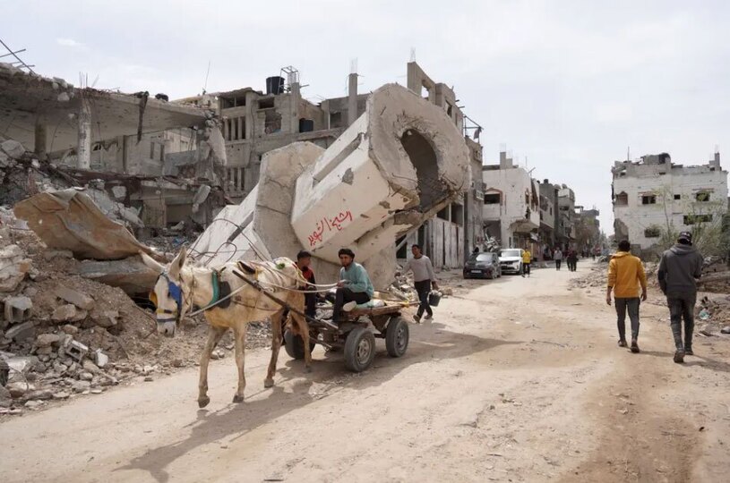 دیدنی های امروز؛ از مراسم عید پاک تا آیین های رمضانی خانه های ویران شده در اثر حملات اسراییل در اردوگاه آوارگان المغازی