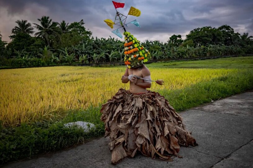 دیدنی های امروز؛ از مراسم عید پاک تا آیین های رمضانی پوشیدن لباس از برگ های موز در آیین های روز عید پاک