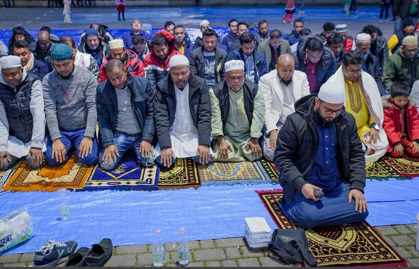 دیدنی های امروز؛ از مراسم عید پاک تا آیین های رمضانی اقامه نماز و افطار در مکان عمومی از سوی جامعه مسلمانان بنگلادشی