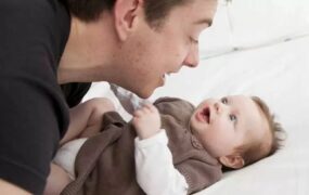 چگونه با نوزاد یک ماهه خود ارتباط برقرار کنم؟