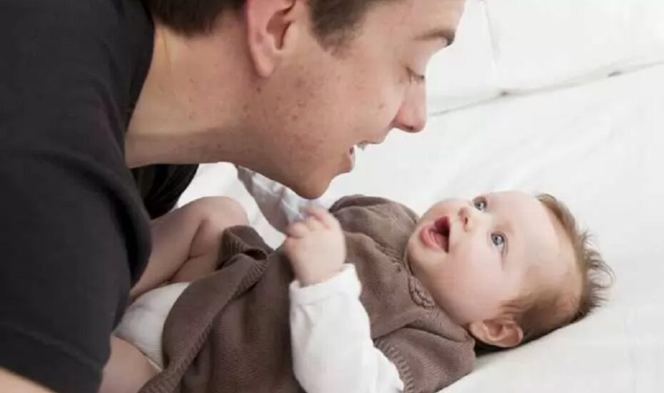 چگونه با نوزاد یک ماهه خود ارتباط برقرار کنم؟