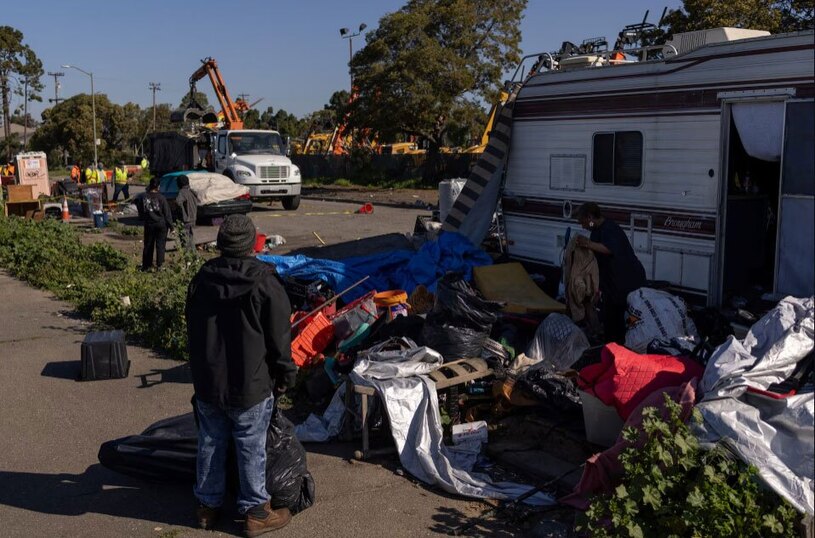 دیدنی های امروز؛ از جمع آوری خیابان خواب ها در آمریکا تا سفره های افطاری جمع آوری هزاران خیابان خواب اوکلند آمریکا