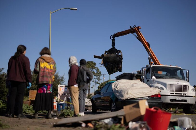دیدنی های امروز؛ از جمع آوری خیابان خواب ها در آمریکا تا سفره های افطاری جمع آوری هزاران خیابان خواب اوکلند آمریکا
