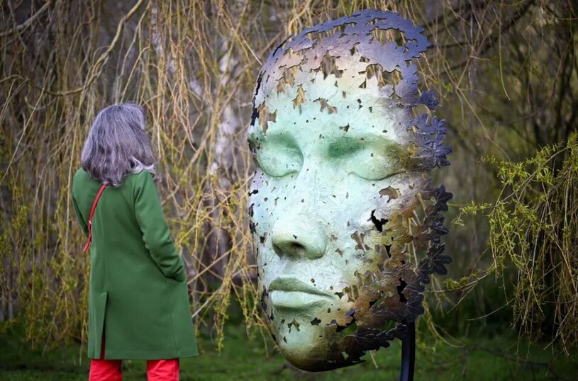 دیدنی های امروز؛ از جمع آوری خیابان خواب ها در آمریکا تا سفره های افطاری نمایش مجسمه "روح برگ" اثر "سایمون گاجون"