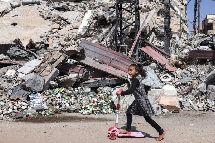 دیدنی های امروز؛ مراسم روز جهانی قدس از کشمیر تا لندن اسکوتر سواری دختر بچه فلسطینی در کنار ویرانه های جنگ