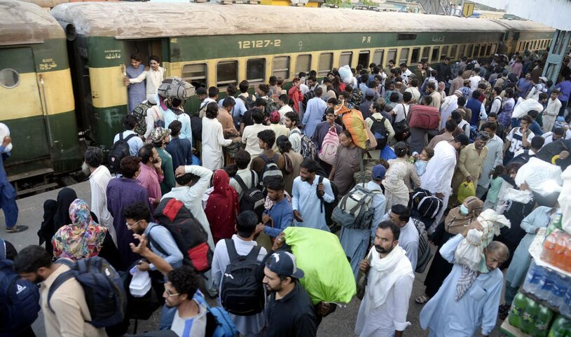 ازدحام مسافران در آستانه عید فطر در ایستگاه قطار کراچی