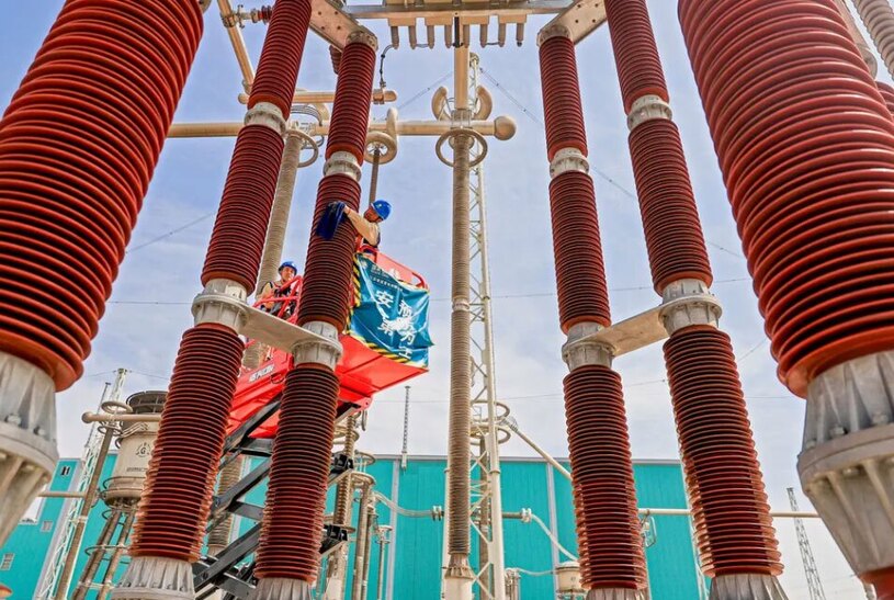 کارگران در حال کار در یک ایستگاه تبدیل برق در استان جیانگسو چین