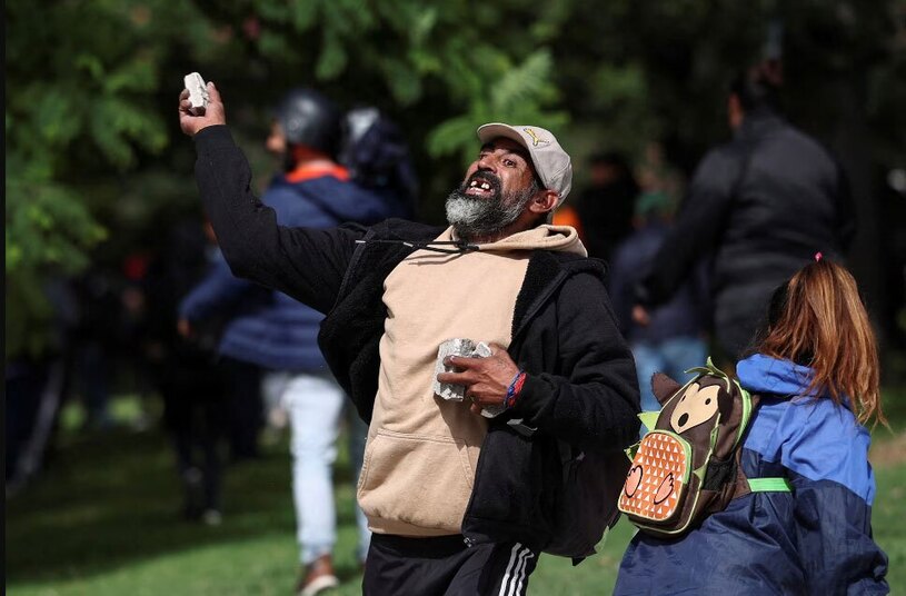 دیدنی های امروز؛ از بحران سربازی اجباری در اسراییل تا جنگ اوکراین پرتاب سنگ به سمت پلیس در جریان اعتراضات برضد طرح های اقتصادی دولت جدید آرژانتین