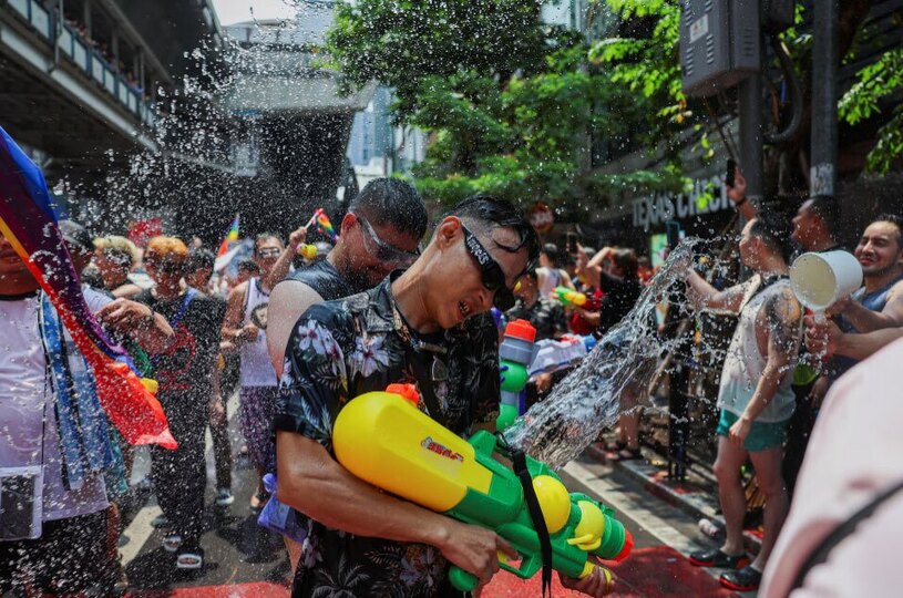 دیدنی های امروز؛ از جشنواره های آسیایی تا سال نو نپالی جشنواره آب در شهر بانکوک تایلند