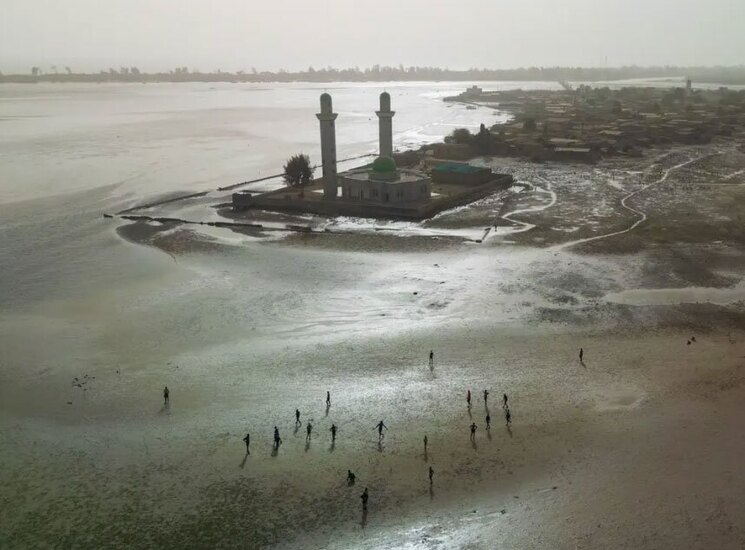 دیدنی های امروز؛ از جشنواره های آسیایی تا سال نو نپالی ساحل "جزیره صدفی" سنگال که با یک پل چوبی