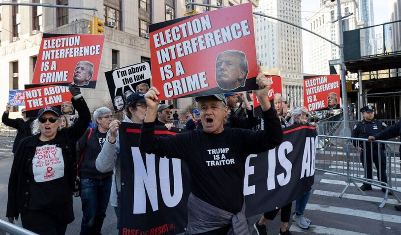 تجمع مخالفان ترامپ در مقابل ساختمان دادگاه