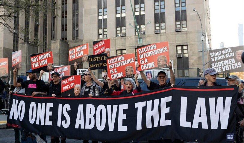 تجمع مخالفان ترامپ در مقابل ساختمان دادگاه