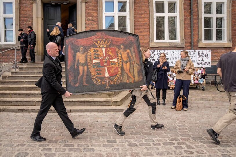 دیدنی های امروز؛ از سال نو ایزدی ها تا خرید جو بایدن بیرون بردن یک تابلوی نقاشی قدیمی از ساختمان در حال سوختن بازار سهام