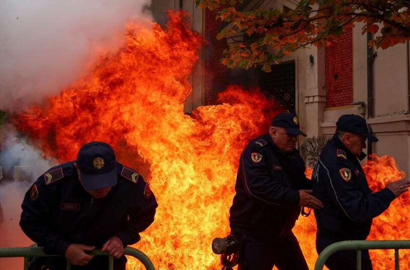 پرتاب کوکتل مولوتف از سوی مخالفان حکومت آلبانی 