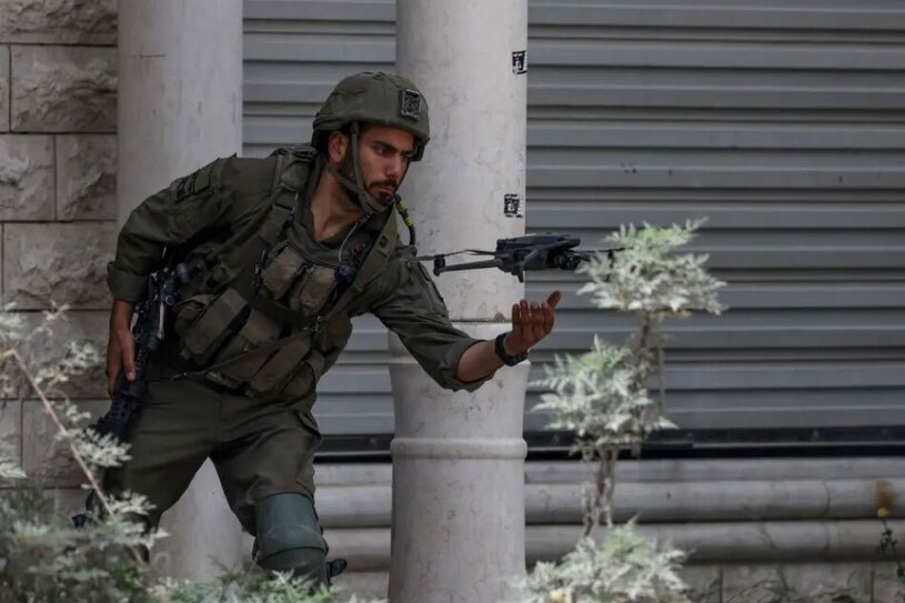 نظامی اسراییل در حال به پرواز درآوردن یک کوادکوپتر