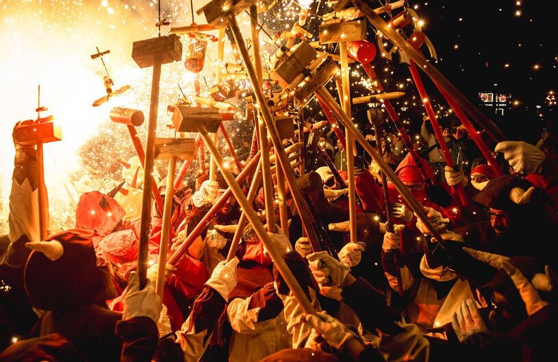 دوندگان با مشعل در جریان جشنواره ای سنتی