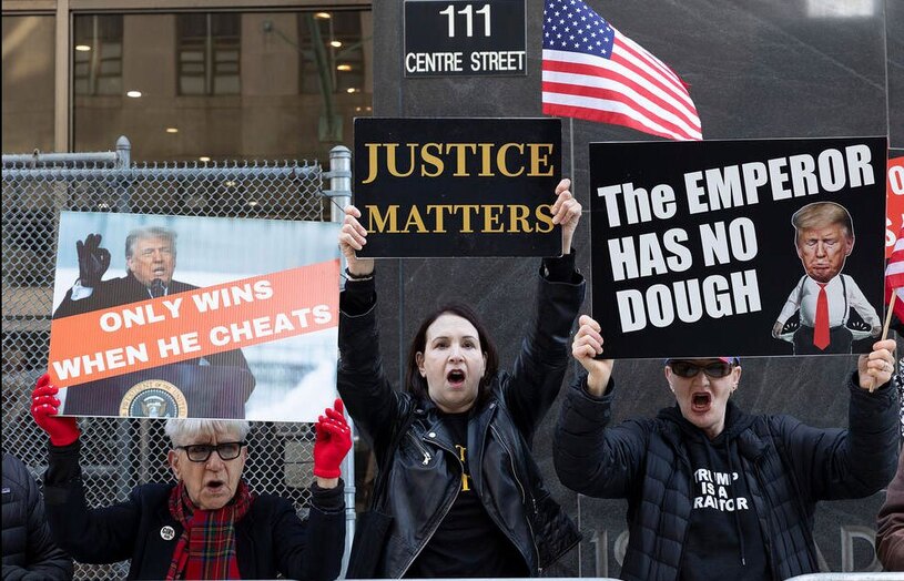 تجمع مخالفان ترامپ در مقابل دادگاه او در محله منهتن نیویورک