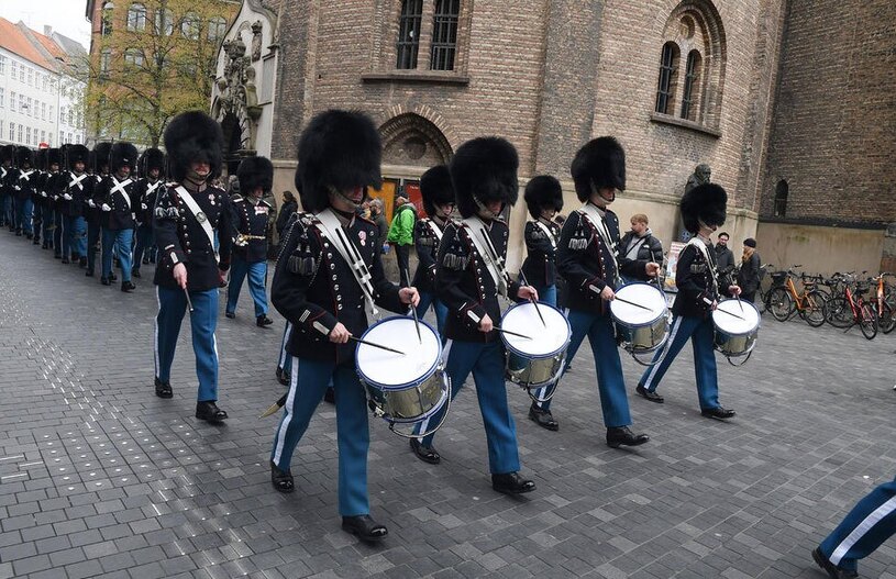 مراسم تغییر شیفت نگهبانان کاخ سلطنتی دانمارک در کپنهاگ