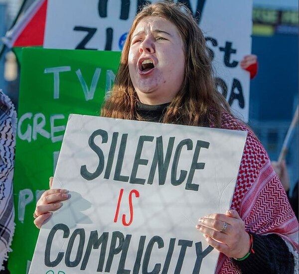 تجمع حامیان فلسطین در مقابل دفتر یک شبکه تلویزیونی نیوزیلند