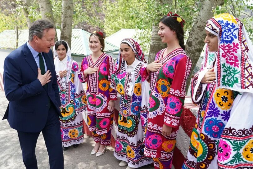 "دیوید کامرون" وزیر خارجه انگلیس هنگام بازدید از پروژه برق آبی "نورک "
