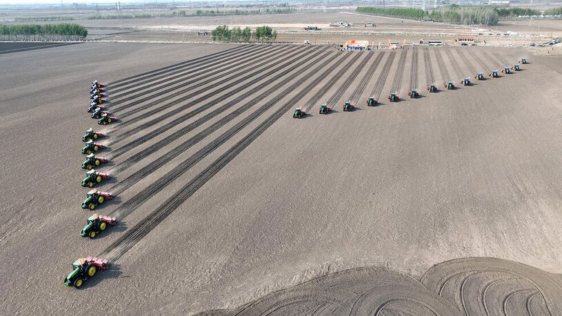 کاشت بذر در یک زمین کشاورزی 