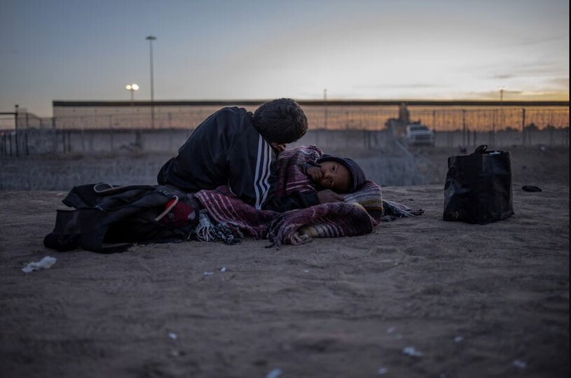 دیدنی های امروز؛ از سالگرد نسل کشی ارامنه تا اعتراضات دانشجویی در آمریکا پناهجویان در پشت دیوارهای مرزی