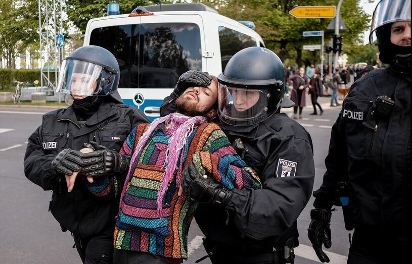 دیدنی های امروز؛ توفان اعتراضات دانشجویی حامیان فلسطین از آمریکا تا اروپا دستگیری معترضان حامی فلسطین در شهر برلین آلمان