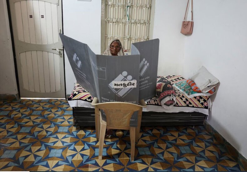 دیدنی های امروز؛ توفان اعتراضات دانشجویی حامیان فلسطین از آمریکا تا اروپا شهروند 90 ساله هندی در حال رای دادن در خانه خود