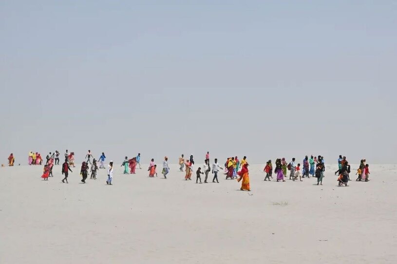 مردم یک روستا در هند برای رای دادن در انتخابات سراسری 