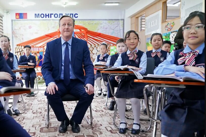 بازدید وزیر خارجه انگلیس از یک مدرسه آموزش زبان انگلیسی