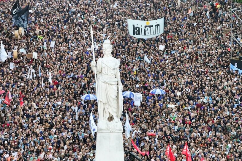 تظاهرات مخالفان در مقابل کاخ ریاست جمهوری آرژانتین