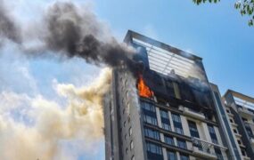 فرار ترسناک ساکنین یک ساختمان گرفتار در آتش