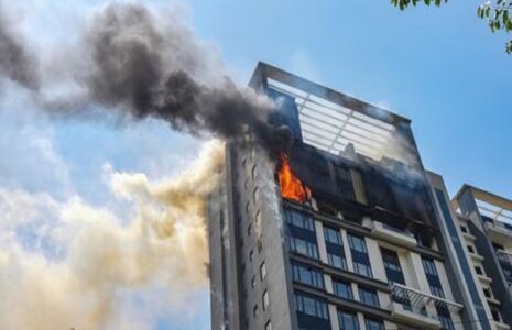 فرار ترسناک ساکنین یک ساختمان گرفتار در آتش