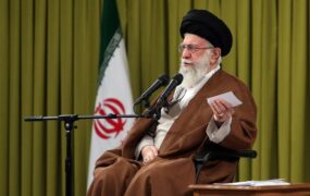 رهبر انقلاب: الگوهای جامعه معلمین به‌عنوان قهرمان معرفی شوند