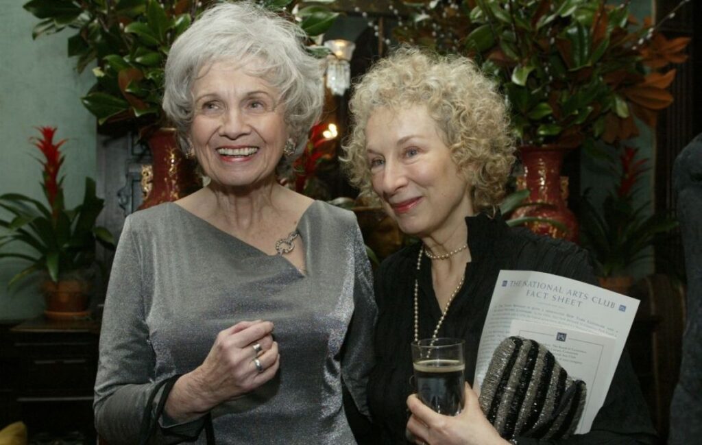 آلیس مونرو برنده جایزه نوبل ادبیات درگذشت آلیس مونرو و مارگارت اتوود