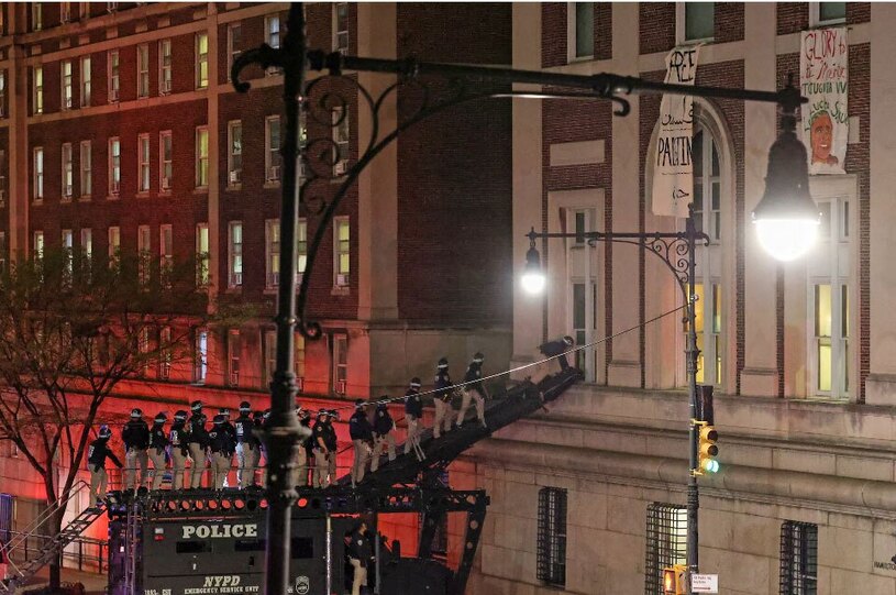 دیدنی های امروز؛ اعتراضات روز جهانی کارگر ورود نیروهای پلیس نیویورک با استفاده از نردبان ویژه به داخل "تالار همیلتون"